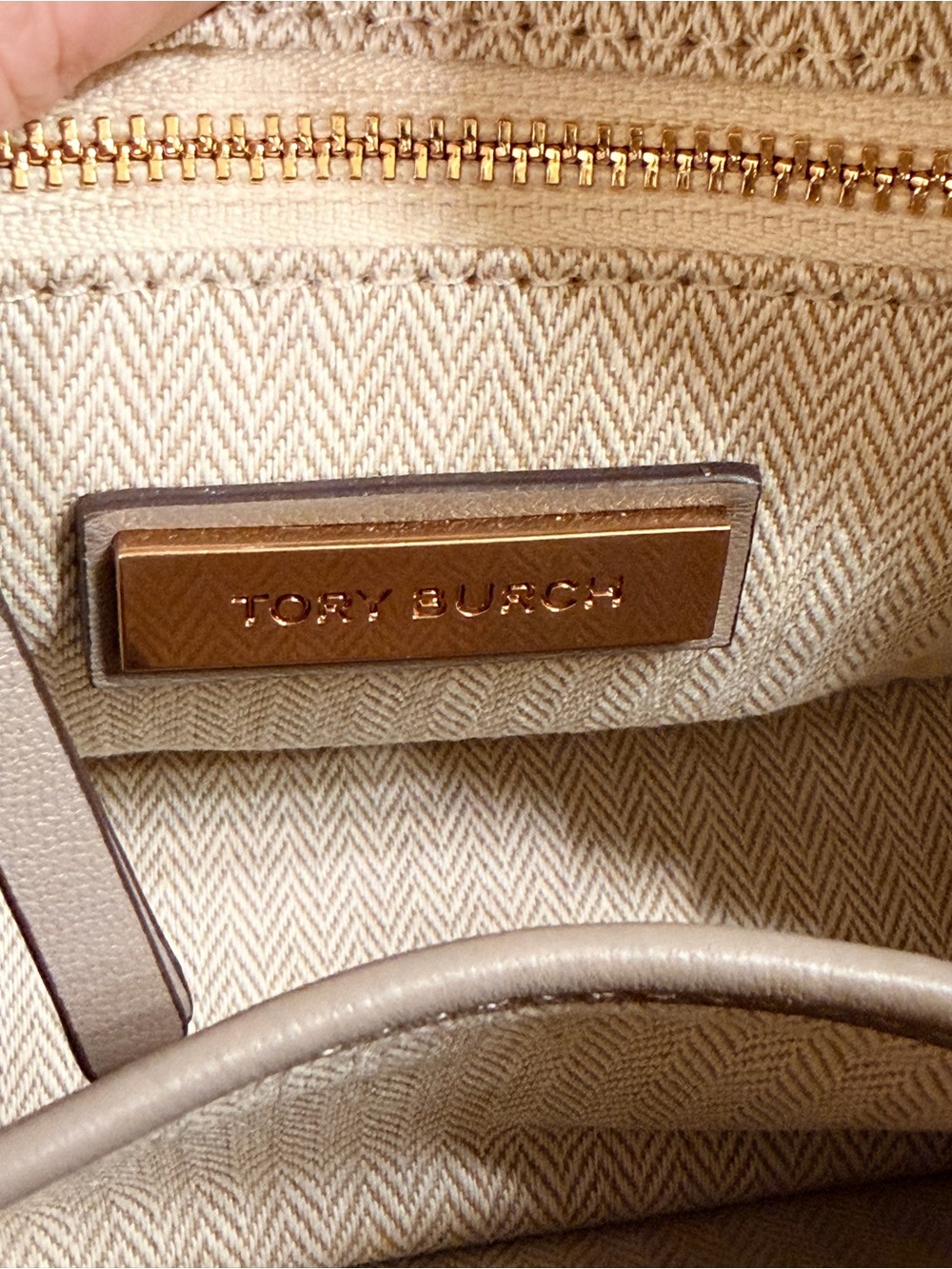 Tory Burch Kira Chevron Small Camera Bag - Picture 11 of 12
